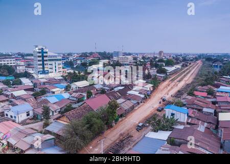 Cambodge, Battambang, vue sur la ville et gare de Battambang, crépuscule Banque D'Images