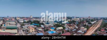 Cambodge, Battambang, vue sur la ville et gare de Battambang, crépuscule Banque D'Images