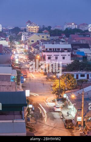 Cambodge, Battambang, vue élevée de la ville depuis l'ouest, crépuscule Banque D'Images