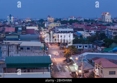 Cambodge, Battambang, vue élevée de la ville depuis l'ouest, crépuscule Banque D'Images