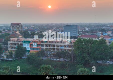 Cambodge, Battambang, vue élevée de la ville de l'est au coucher du soleil Banque D'Images