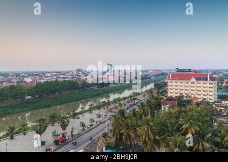 Cambodge, Battambang, vue élevée de la ville de l'est au coucher du soleil Banque D'Images