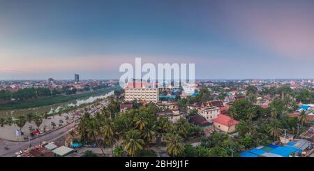 Cambodge, Battambang, vue élevée de la ville de l'est au coucher du soleil Banque D'Images