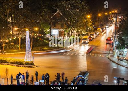 Laos, Luang Prabang, Sisavangvong Road, marché nocturne artisanal, vue en angle Banque D'Images