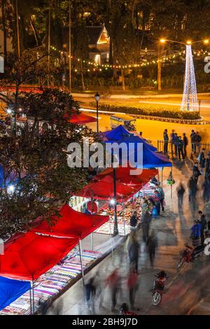 Laos, Luang Prabang, Sisavangvong Road, marché nocturne artisanal, vue en angle Banque D'Images