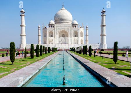 Vue extérieure du Taj Mahal, Agra, Uttar Pradesh, Inde Banque D'Images