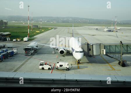 Le personnel au sol de l'aéroport s'est chargé de la manutention d'un avion avant le départ - ravitaillement en carburant et contrôles de sécurité et de bagages. Concept de transport, de voyage et d'av Banque D'Images