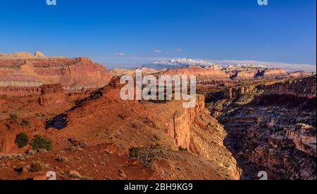 États-Unis, Utah, Wayne County, Torrey, Capitol Reef National Park, Sunset point, Blick nach Osten mit Sulphur Creek Canyon, WaterPocket Fold et Henry Mount Banque D'Images