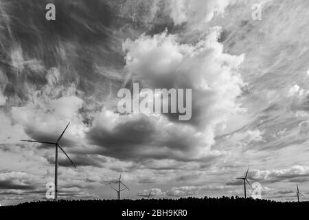 Éoliennes par jour nuageux Banque D'Images