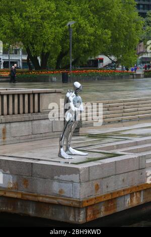 Statue de Dykkaren de Ola Enstad de plongée sous-marine argentée, port d'Oslo Banque D'Images