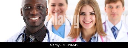 Groupe de souriants médicaments amicaux médecins regarder dans l'appareil photo Banque D'Images