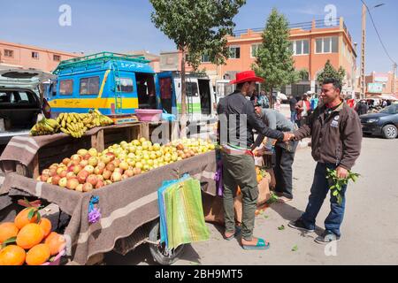 Journée du marché à El Kelaa m'Gouna, Rosenstadt, rue des Kasbahs, Atlas, Maroc, Al-Maghreb, Afrique Banque D'Images