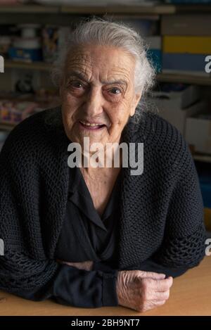 Italie, Mer méditerranée Sardaigne (Sardaigne), Province de Nuoro, Mamoiada, Maria Gungui Senior, 103 ans, Banque D'Images