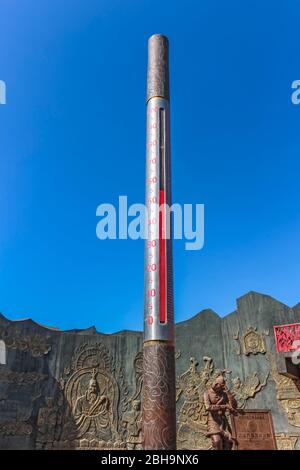 Turpan, Xinjiang, Chine - 11 juillet 2014 : le plus grand thermomètre de Chine, achevé en 2004, mesure 12 mètres de hauteur dans les montagnes Flaming Banque D'Images