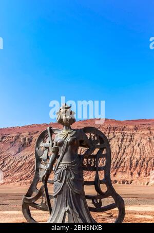 Turpan, Xinjiang, Chine - 11 juillet 2014 : statue en bronze de Journey to the West character Iron Fan Princess dans les montagnes Flaming Banque D'Images