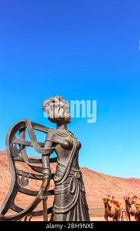 Turpan, Xinjiang, Chine - 11 juillet 2014 : statue en bronze de Journey to the West character Iron Fan Princess dans les montagnes Flaming Banque D'Images