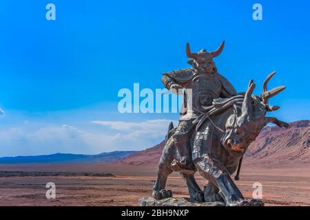 Turpan, Xinjiang, Chine - 11 juillet 2014 : statue en bronze de Journey to the West caractère Bull Daemon King dans les montagnes Flaming Banque D'Images