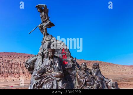 Turpan, Xinjiang, Chine - 11 juillet 2014 : statue en bronze du roi des singes, connu sous le nom de Sun Wukong dans les montagnes Flaming Banque D'Images