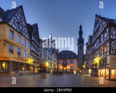 Marché avec maisons à colombages, mairie et église paroissiale de Saint Martin, Cochem sur la Moselle, la Moselle, la Rhénanie-Palatinat, l'Allemagne, l'Europe Banque D'Images