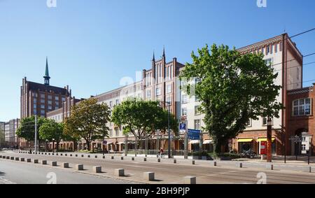 Longue rue avec maisons historiques de commerce, Rostock, Mecklembourg-Poméranie-Occidentale, Allemagne, Europe Banque D'Images