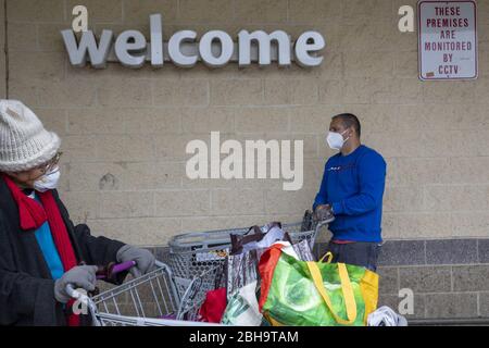 Washington, États-Unis. 24 avril 2020. Les gens attendent de se rendre dans le magasin d'alimentation géant à Washington, DC le vendredi 24 avril 2020, le Congrès a livré une perfusion de près de 500 milliards de dollars de dépenses de coronavirus jeudi, Précipiter de nouveaux secours aux employeurs et aux hôpitaux se flambant sous la pression d'une pandémie qui a coûté presque 50 000 vies américaines et un emploi sur six aux États-Unis. Photo de Tasos Katopodis/UPI crédit: UPI/Alay Live News Banque D'Images