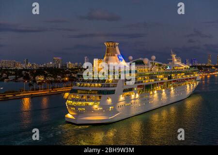 Bateau de croisière dans le port, Miami, Comté de Miami-Dade, Floride, États-Unis, Amérique du Nord Banque D'Images