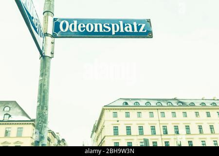 DAS Straßenschild Odeonsplatz, Ecke Hofgarten à München, Bayern, Allemagne. Banque D'Images