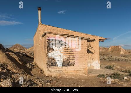 RoadTrip en hiver à travers les arènes semi-désertiques, Navarre, Espagne. Une réserve de biosphère de l'UNESCO avec entre autres Castil de Tierra, les montagnes Pisquerra et Bardena Blanca. Refuge pour berger avec grafitti. Banque D'Images