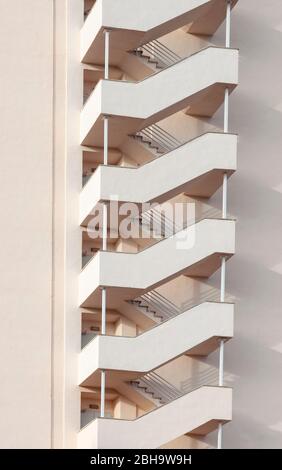 Escalier d'urgence jetant son ombre sur une façade de couleur neutre. Image abstraite Banque D'Images