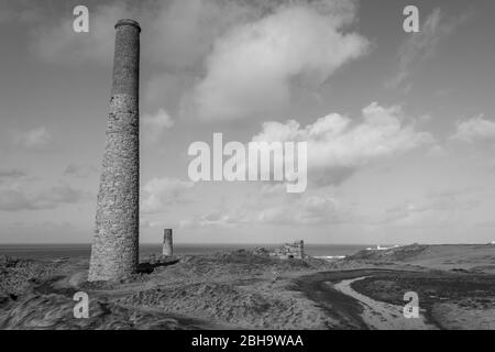 Photo de paysage de cheminées industrielles désutilisées de l'industrie minière sur la côte de Cornish Banque D'Images