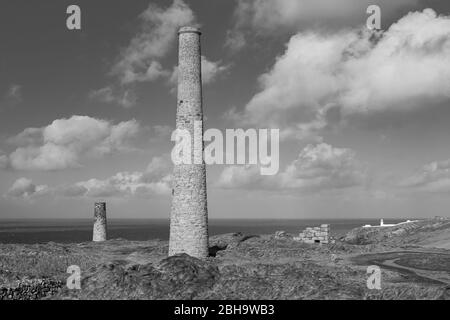 Photo de paysage de cheminées industrielles désutilisées de l'industrie minière sur la côte de Cornish Banque D'Images