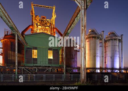 Haut fourneau 3 au crépuscule, LWL-Industriemuseum Henrichshütte à Hattingen, Rhénanie-du-Nord-Westphalie, Allemagne Banque D'Images