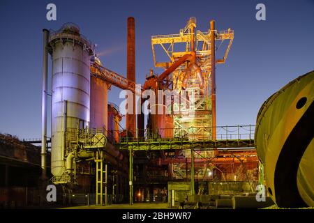 Haut fourneau 3 au crépuscule, LWL-Industriemuseum Henrichshütte à Hattingen, Rhénanie-du-Nord-Westphalie, Allemagne Banque D'Images