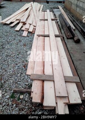 Planches avec une scierie. Matériaux de construction en bois, panneaux pour la construction. Banque D'Images