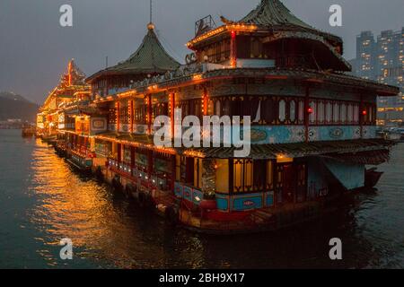 Floating Restaurant Jumbo en soirée, Aberdeen, Hongkong Banque D'Images