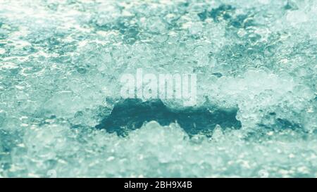 Eau et glace congelées dans un ruisseau en hiver en Bavière. L'art de l'eau. Banque D'Images