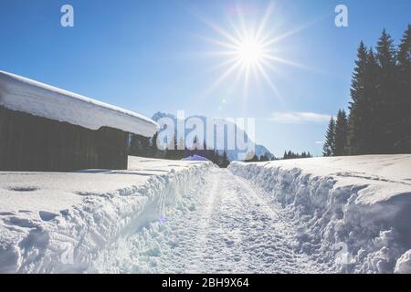 AM Tennsee bei Krün im Winter mit Blick auf das Wettersteinmassivement und die Gipfel der Alpen bei Landkreis Garmisch-Partenkirchen, Bayern, Allemagne. Banque D'Images