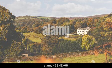 Vue sur le paysage et une maison dans le comté de Devon, Angleterre, Royaume-Uni Banque D'Images