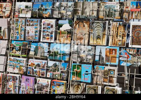 France, Alsace, Strasbourg, Münsterplatz, boutique, cartes postales, extérieur Banque D'Images