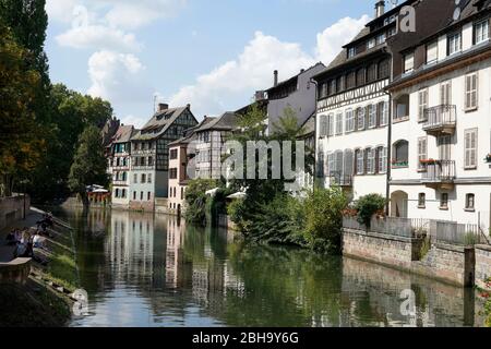 France, Alsace, Strasbourg, maisons à colombages, rivière malade, jeunes sur la rive Banque D'Images