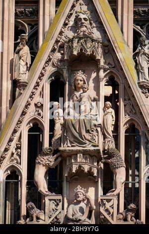 France, Alsace, Strasbourg, Strasbourg Minster, façade, côté ouest, figure, Saint Marie, détail sur le portail principal Banque D'Images