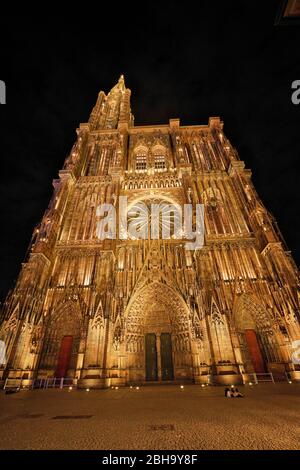 France, Alsace, Strasbourg, Strasbourg Minster, façade avant ouest, illuminée le soir Banque D'Images