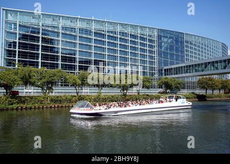 France, Alsace, Strasbourg, Parlement européen sur la rivière Ill, bateau d'excursion avec touristes Banque D'Images