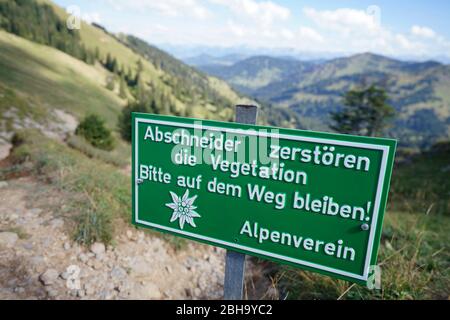 Allemagne, Bavière, Oberstaufen, Alpes d'Allgäu, Voralpen à l'ouest de l'Iller, chaîne de Nagelfluh, sur le Hochgrat, 1834 m, panneau du Club alpin, les sentiers à ne pas quitter, conservation de la nature Banque D'Images