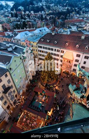 Innsbruck : marché et arbre de Noël, toit d'or (toit d'or), rue Herzog-Friedrich-Strasse, vue de la vieille mairie (Tour), gargoyle dans la région d'Innsbruck, Tyrol, Tyrol, Autriche Banque D'Images