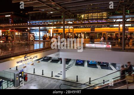 Dresde: Parking souterrain, arrêt de tramway, parc et système de promenade, place Wiener Platz en Saxe, Saxe, Saxe, Allemagne Banque D'Images