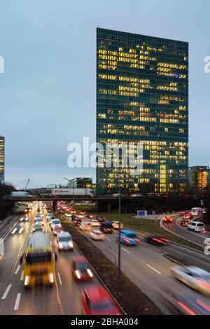 Munich, Munich: autoroute du milieu, embouteillage, immeubles de bureaux mettent en valeur les tours (à droite) en Haute-bavière, munich, Haute-bavière, bavière, bavière, allemagne Banque D'Images