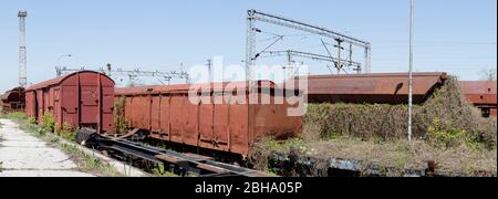 Gare abandonnée avec les vieux wagons Banque D'Images