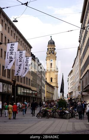 Munich, Allemagne, passants dans la Theatinerstrasse, une rue commerçante bien visitée de la vieille ville Banque D'Images