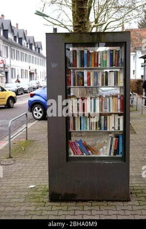 La photo d'un cabinet de verre avec des livres que vous pouvez prendre avec vous. Banque D'Images